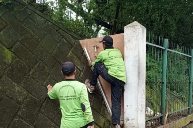 Diduga Kerap Jadi Tempat Asusila, Dua Akes Masuk Ilegal Taman Kota Cawang Ditutup Permanen