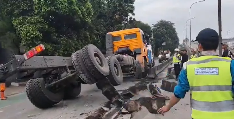 Sempat Bikin Grogol Macet Parah, Truk Trailer Akhirnya Berhasil Dievakuasi dari Separator S Parman