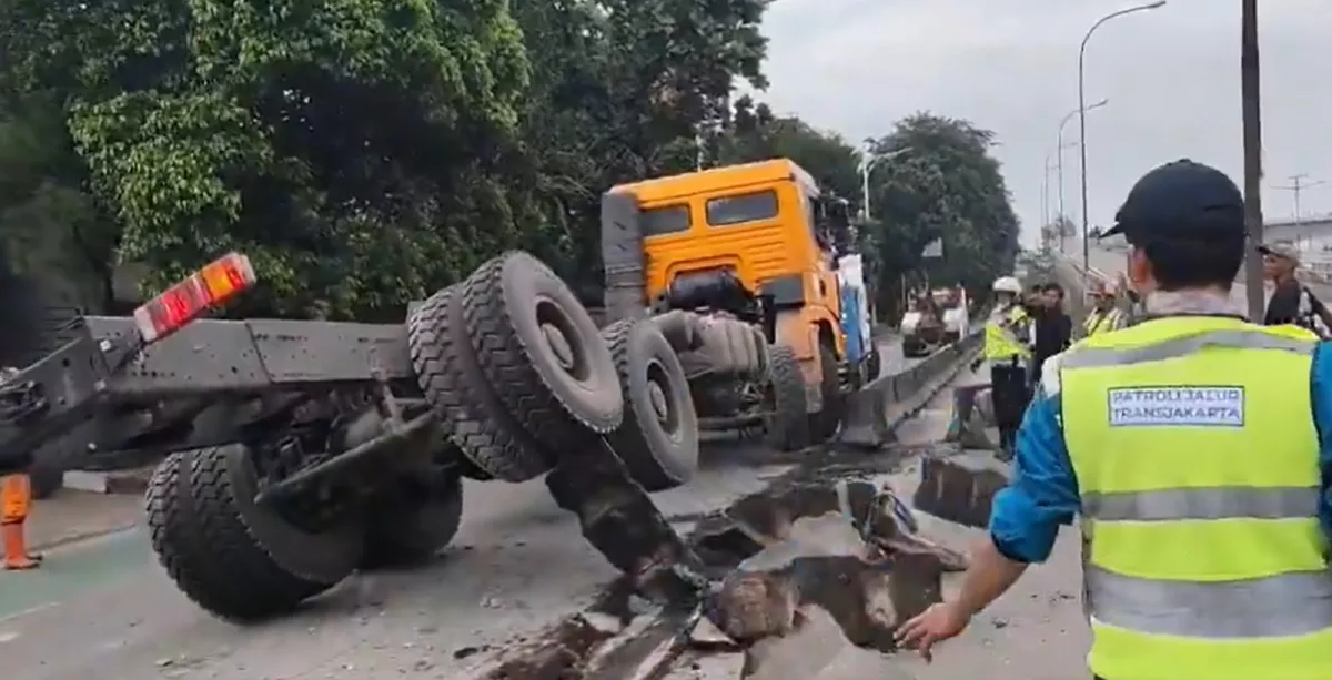 Sempat Bikin Grogol Macet Parah, Truk Trailer Akhirnya Berhasil Dievakuasi dari Separator S Parman