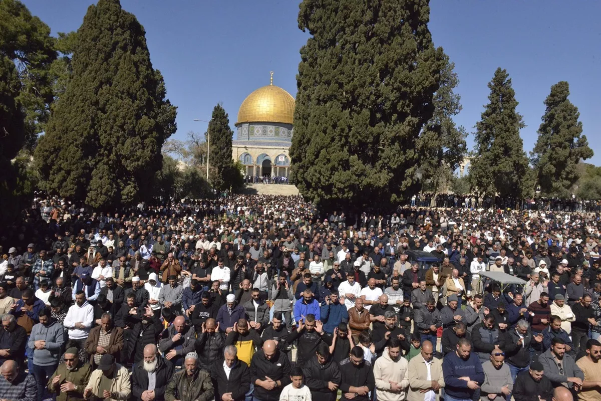 TAKBIR! Meski Dibatasi Israel, Salat Jumat di Masjid Al-Aqsa Diikuti 100 Ribu Jemaah