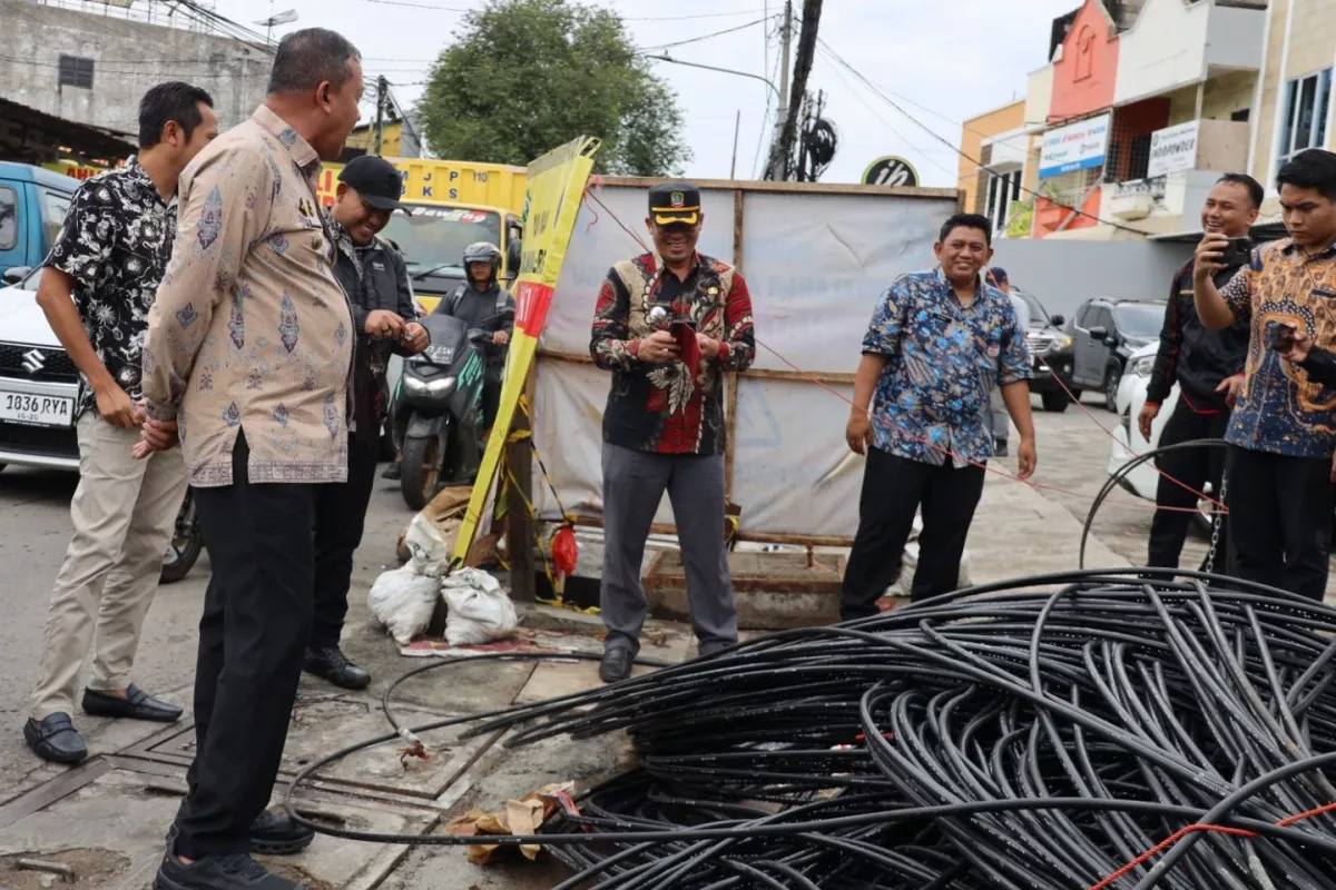 Tri Adhianto Turun Tangan, Galian Fiber Optik Rusak Jalan Pondok Gede Ditindak