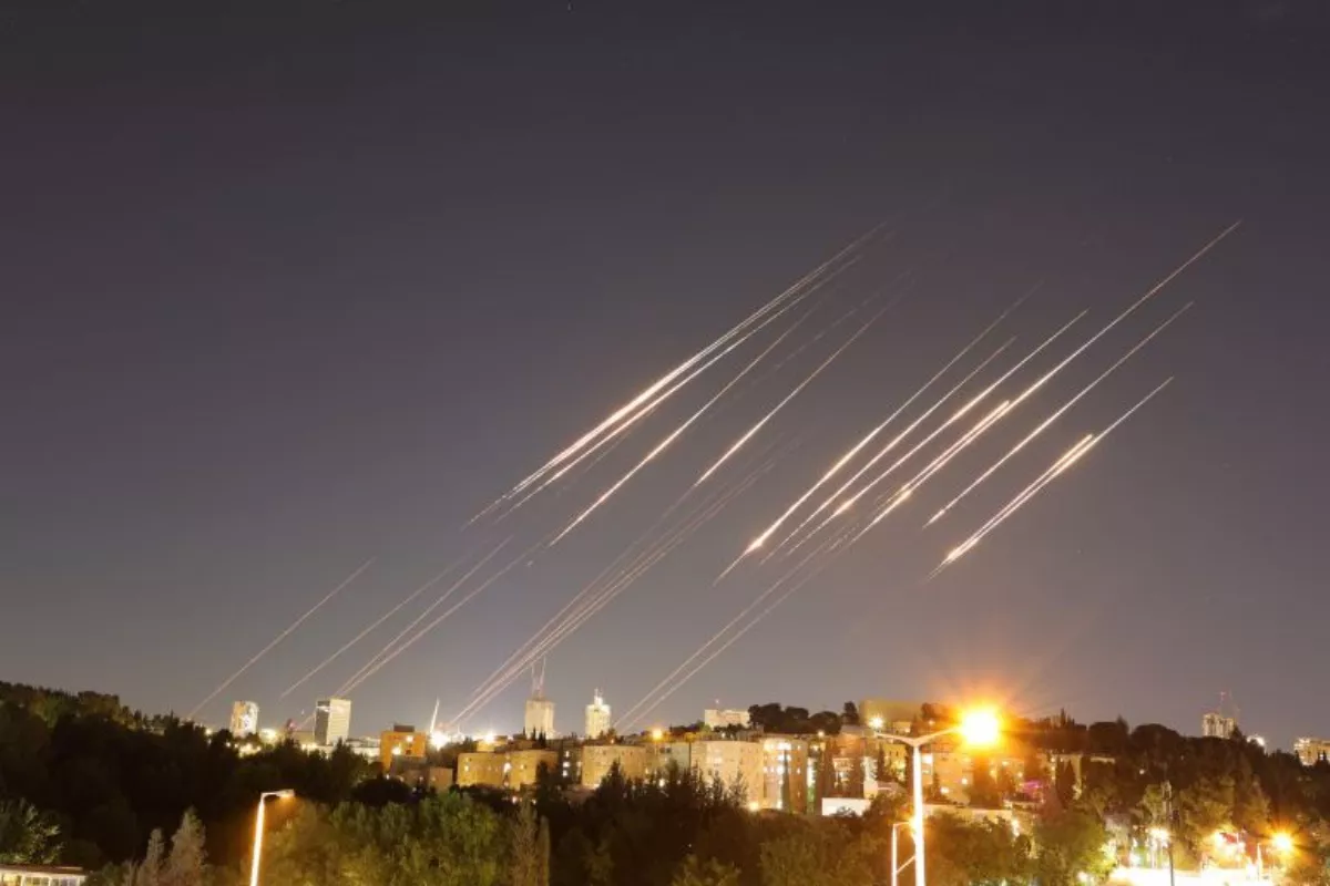 IRGC Iran Lancarkan Gelombang Pertama Serangan Roket ke Israel