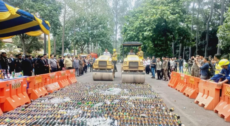 Dilindas Slender! Ribuan Botol Miras Sitaan Satpol PP Tangerang Dimusnahkan