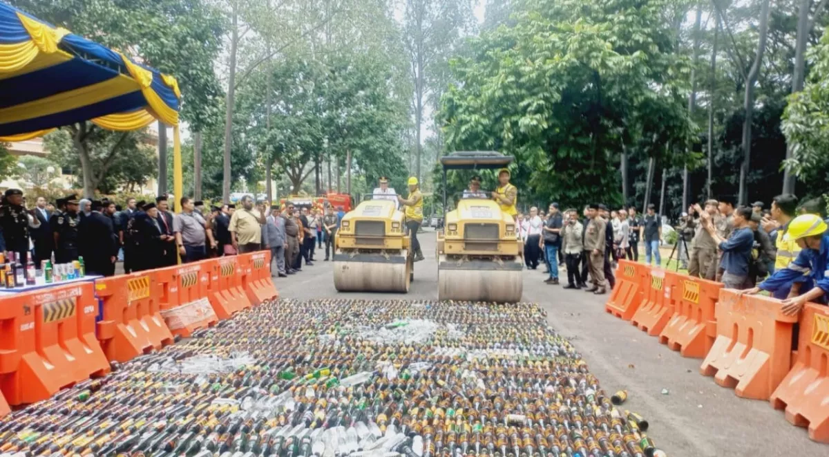 Dilindas Slender! Ribuan Botol Miras Sitaan Satpol PP Tangerang Dimusnahkan