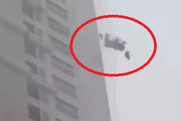 Mencekam! Detik-Detik Gondola di Surabaya Terhempas Angin di Lantai 26, Satu Pekerja Terpental
