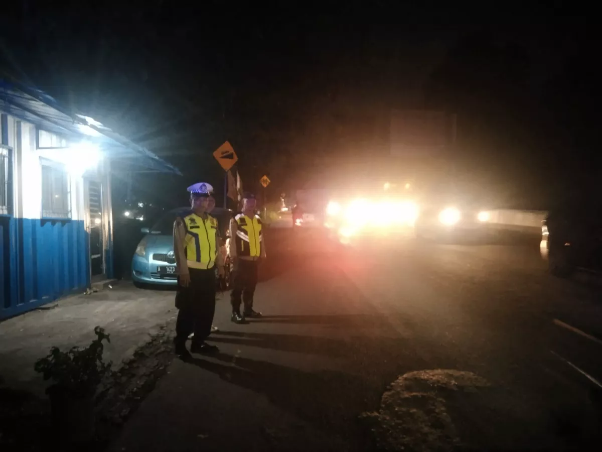 Polisi Halau Truk Tambang Pelanggar Jam Operasional di Tangerang