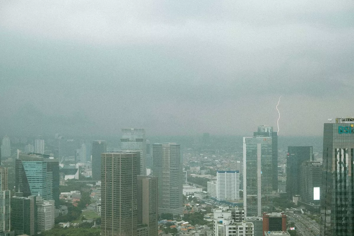 BMKG Prediksi Hari Ini Jakarta Diguyur Hujan Sepanjang Hari, Siang dan Sore Makin Lebat Disertai Petir