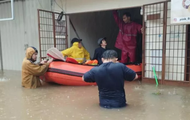 Darurat! Tanggul Jebol di Taman Cipulir Tangerang Cuma Dipasangi Kisdam
