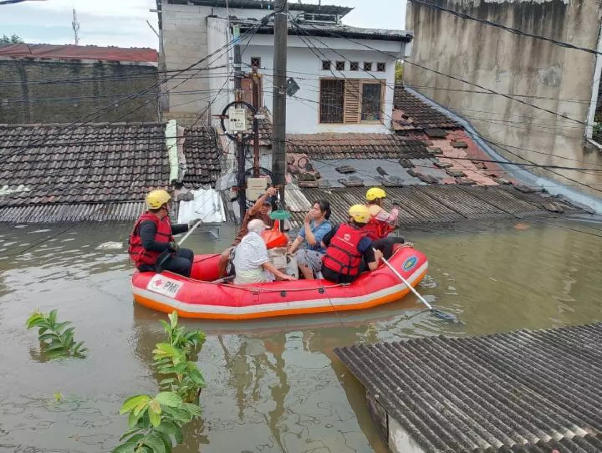 Tangerang Dikepung Banjir Akibat Hujan Deras dan Tanggul Jebol