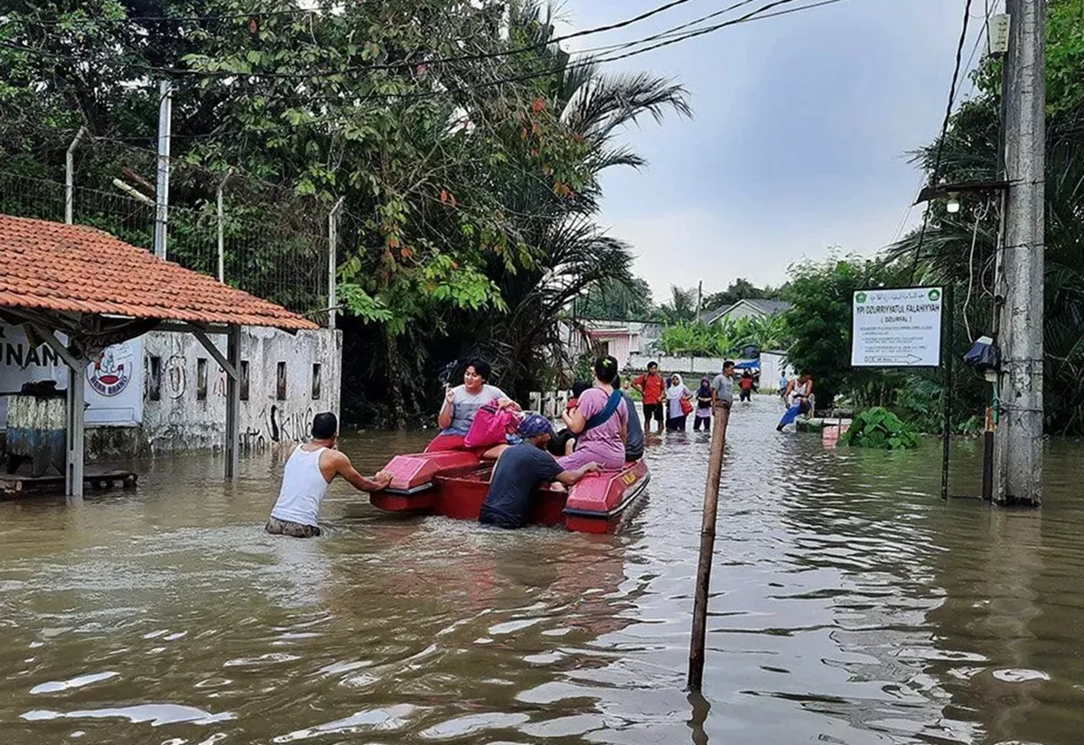 Tangsel Terendam Banjir Hingga 1 Meter Pagi Ini: Ratusan KK Terisolasi di Delapan Titik
