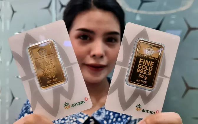 Harga Emas Antam Anjlok Rp55.000 Hari Ini, Kini Tembus Rp3.004.000 per Gram