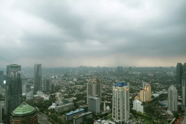 Langit Jakarta Mendung, BMKG Ingatkan Potensi Hujan Seharian Disertai Petir dan Angin Kencang