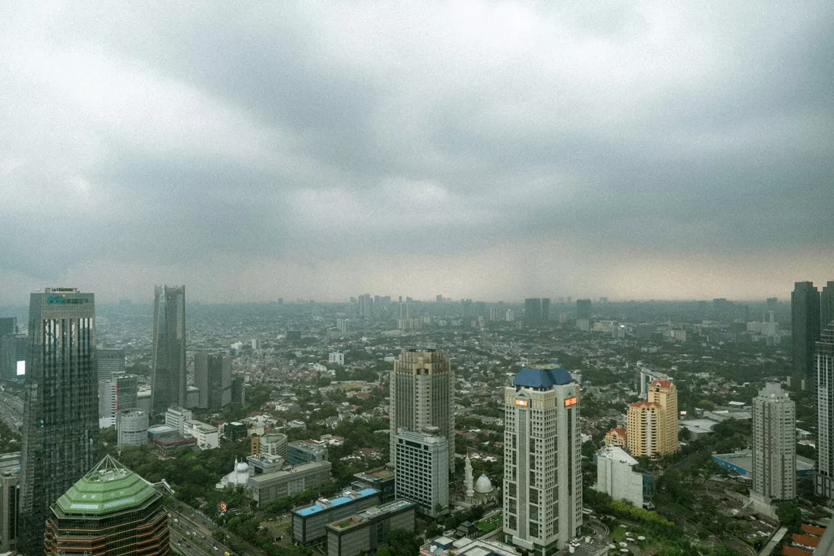 Langit Jakarta Mendung, BMKG Ingatkan Potensi Hujan Seharian Disertai Petir dan Angin Kencang