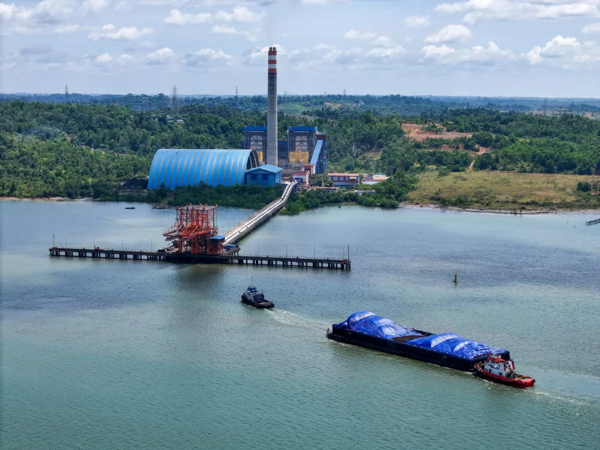 PLN EPI Tancap Gas! Kirim 6.700 Ton Cangkang Sawit ke PLTU Balikpapan Pakai Tongkang