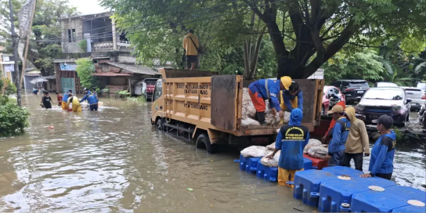 Potensi Banjir Susulan, Ratusan Kisdam Dipasang di Tanggul Kali Angke Tangerang