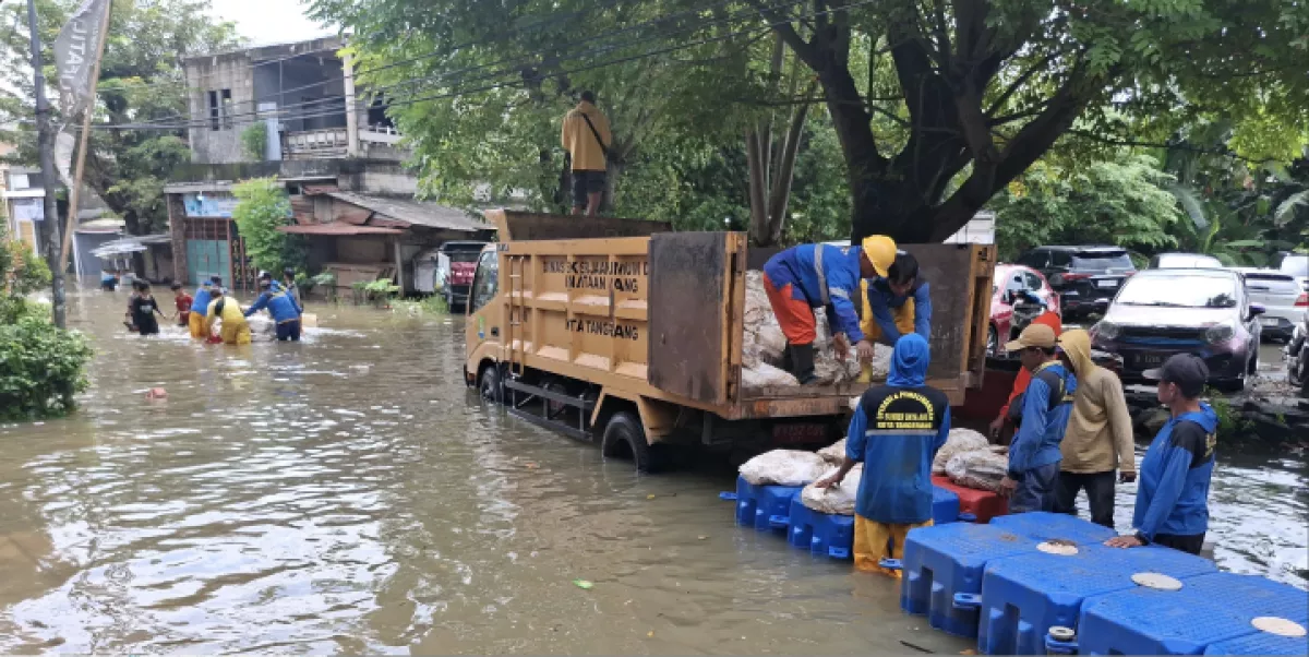 Potensi Banjir Susulan, Ratusan Kisdam Dipasang di Tanggul Kali Angke Tangerang