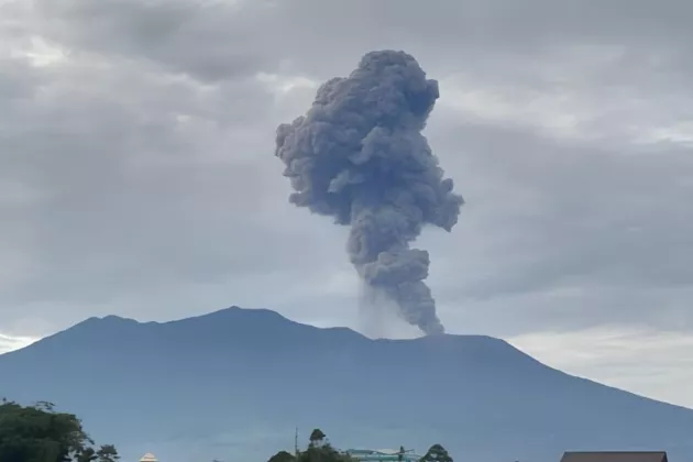 Status Waspada! Gunung Marapi Sumbar Erupsi, Lontarkan Abu Vulkanik 1,6 Kilometer