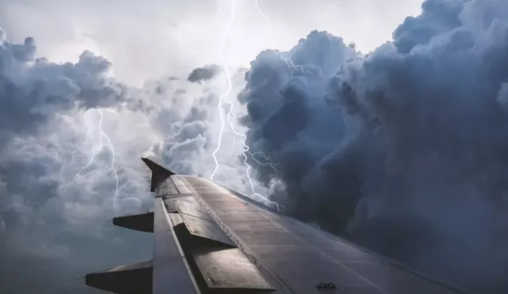 NYAWA PENUMPANG TARUHANNYA! Awan Maut Cumulonimbus Terdeteksi di Langit Indonesia Timur, Pilot Siaga Total