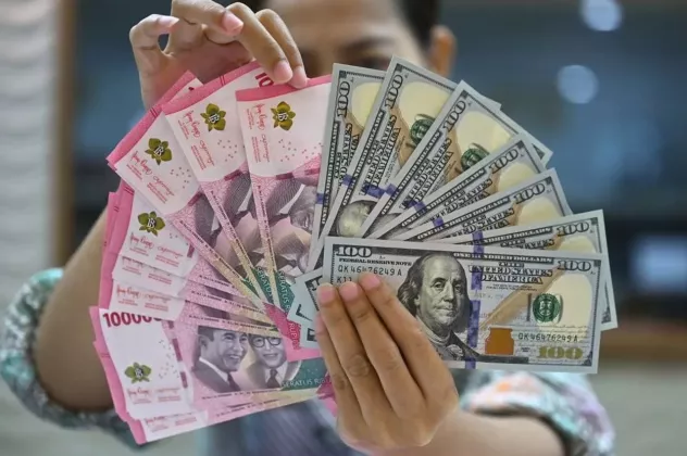 Rupiah Melemah ke Rp16.893 per Dolar AS saat Harga Minyak Dunia Melonjak Tajam