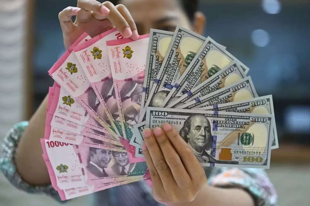 Rupiah Melemah ke Rp16.893 per Dolar AS saat Harga Minyak Dunia Melonjak Tajam