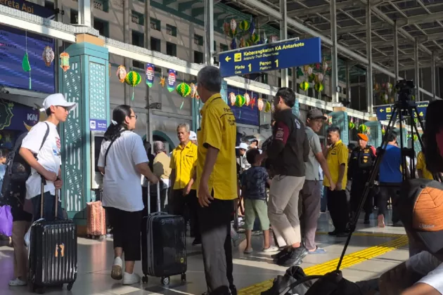 Stasiun Pasar Senen Ramai, Porter Raup Penghasilan Tambahan Jelang Lebaran