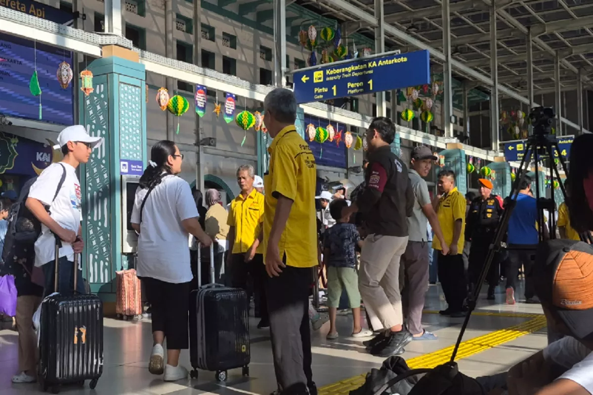 Stasiun Pasar Senen Ramai, Porter Raup Penghasilan Tambahan Jelang Lebaran