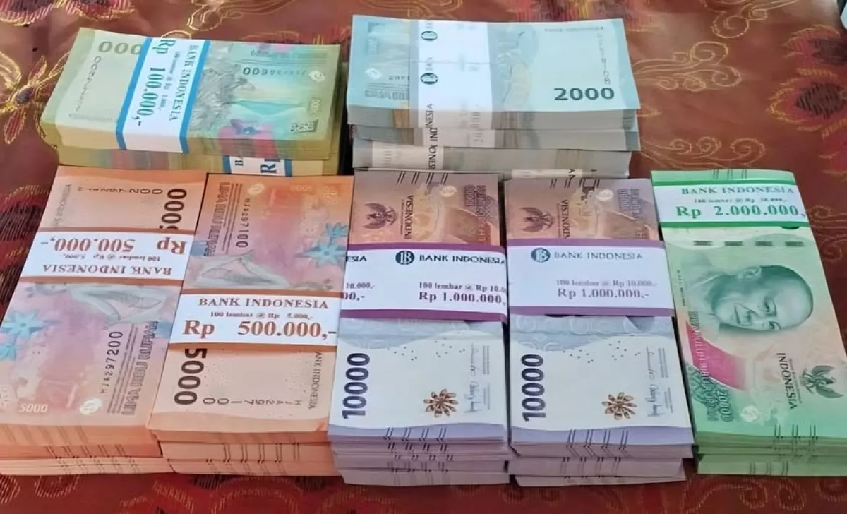Menilik Tradisi 'Persenan', Bagi-Bagi Uang Kertas Baru di Hari Lebaran
