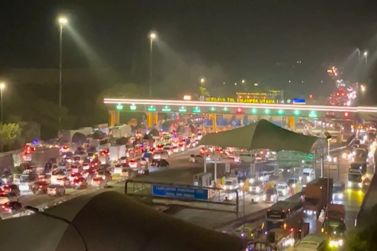 Tol Cikampek Membludak! 51 Ribu Kendaraan Tinggalkan Jakarta, Antrean Panjang di Cikatama