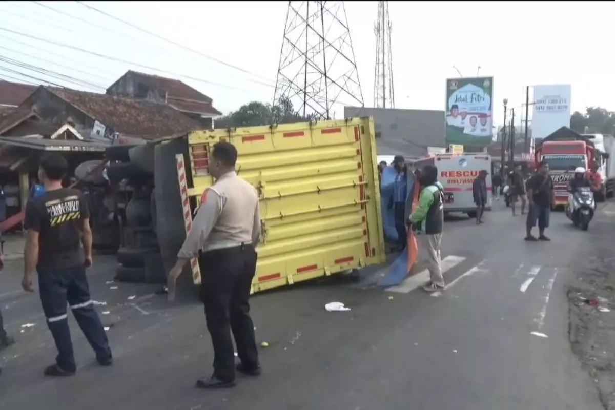 Jalur Mudik Sumedang Nyaris Lumpuh, 2 Pemotor Tewas Ditabrak Truk Boks