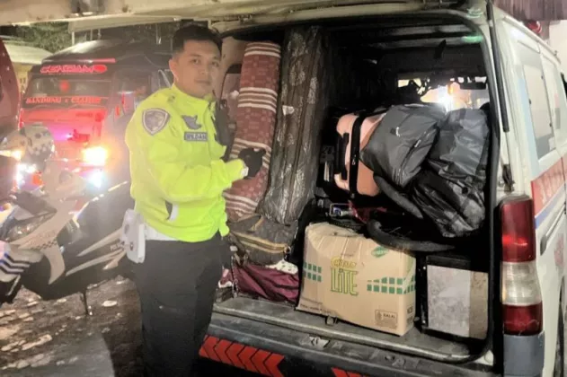 Heboh! Ambulans 'Siluman' Pengangkut Pemudik Dicegat di Malangbong, Isinya Bikin Polisi Geleng Kepala