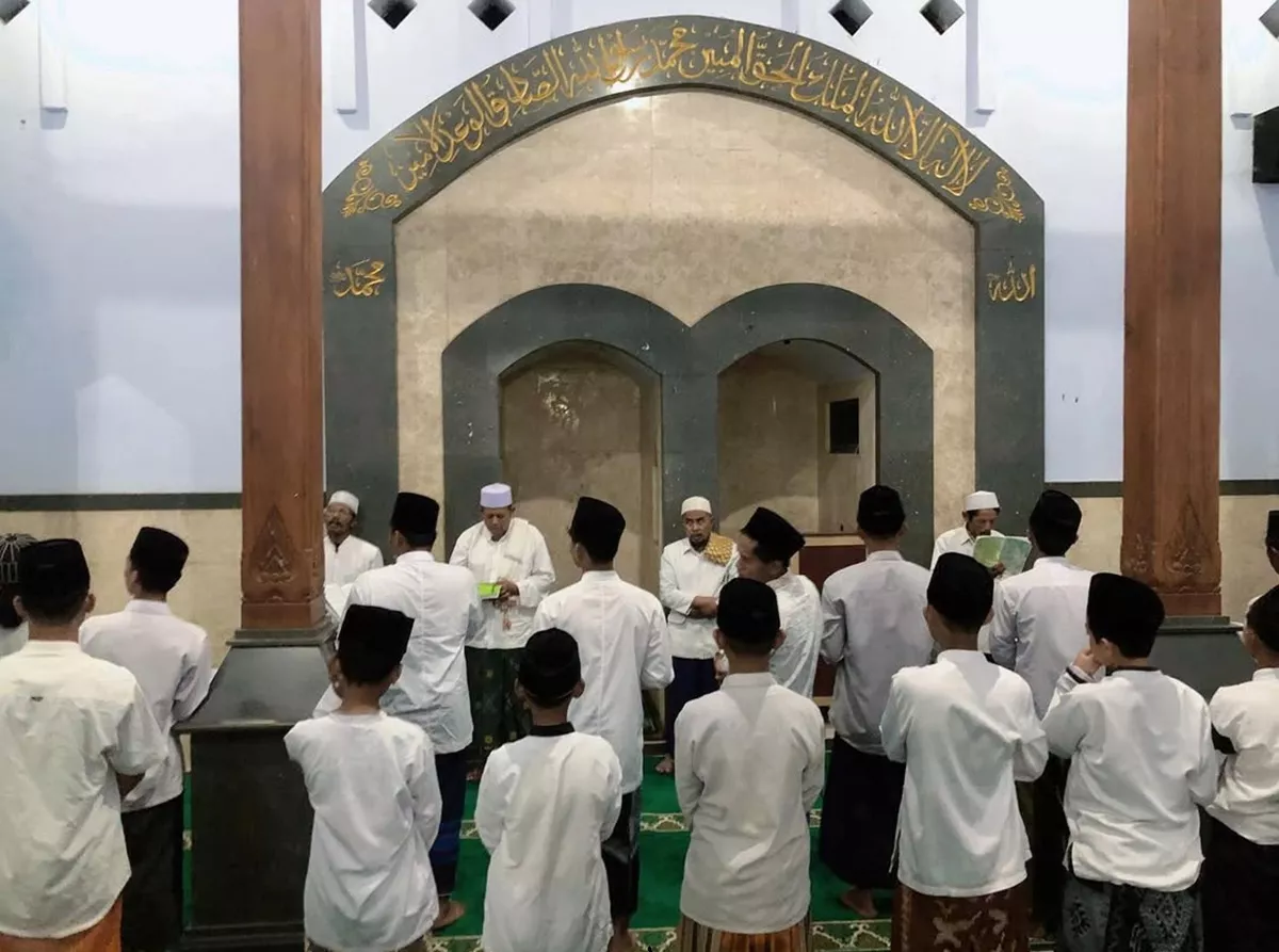 Lebaran Lebih Awal: Ratusan Jemaah Ponpes Al Khoiriyah Tulungagung Gelar Salat Id Hari Ini