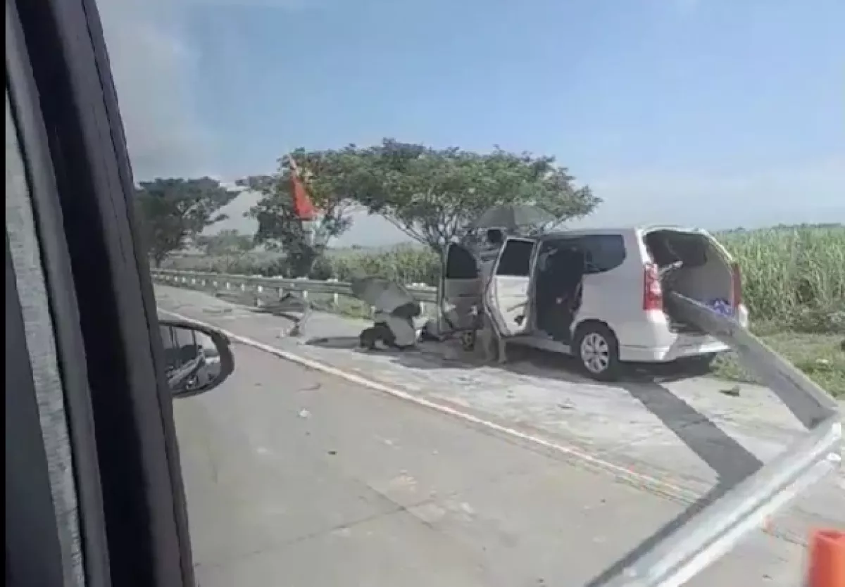 Video Mengerikan Detik-Detik Kecelakaan Arus Mudik di Tol Tegal Viral: Guardrail Tembus Mobil Avanza