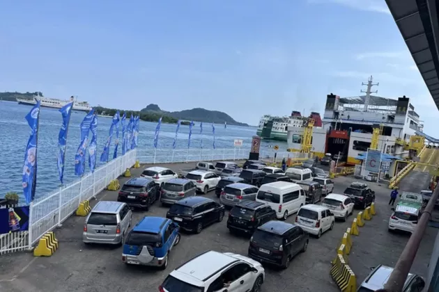 H-1 Lebaran, Arus mudik di Pelabuhan Bakauheni Landai