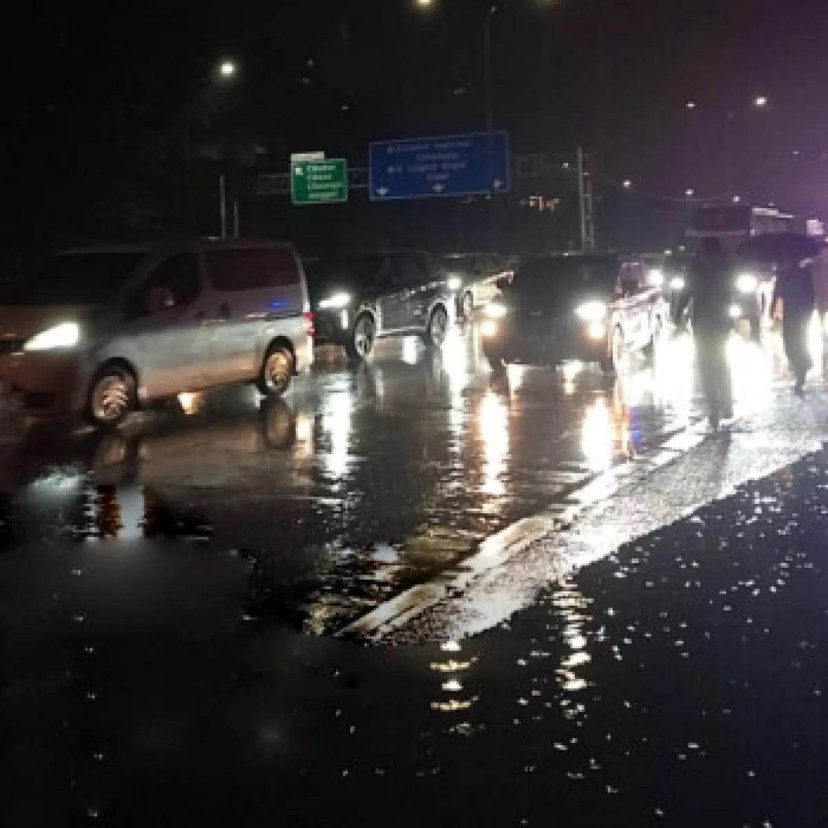 Genangan Air Menerjang Tol Jagorawi, Jasa Marga Ungkap Sampah jadi Penyebab!