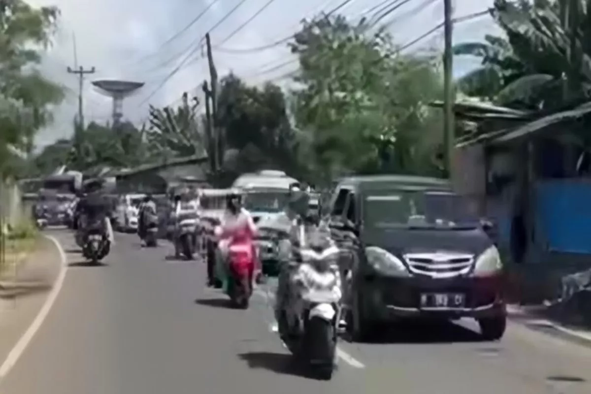Libur Lebaran Membludak! Jalur Puncak Diserbu Wisatawan, Polisi Terapkan One Way