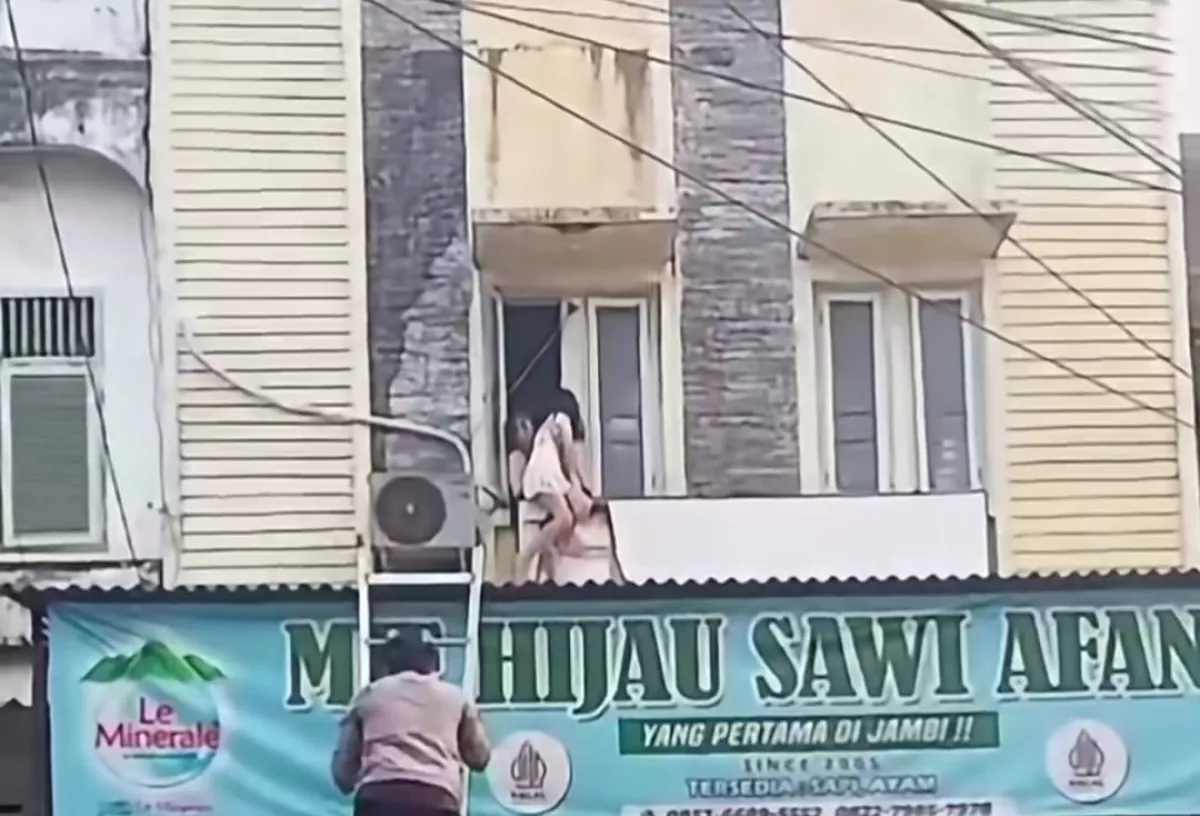 Diancam Dibunuh Suami, Ibu dan Dua Anak Dievakuasi Polisi dari Lantai Dua Ruko