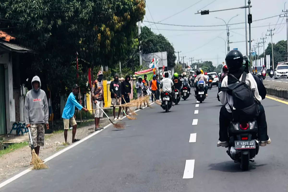 Meski Diberi Kompensasi Rp600 Ribu oleh KDM, Penyapu Koin Tetap Bertebaran di Jalur Pantura