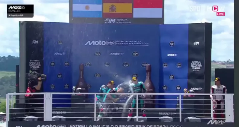Momen Veda Ega Naik Podium Tapi Menghindar Saat Siraman Sampanye di Moto3 Brasil