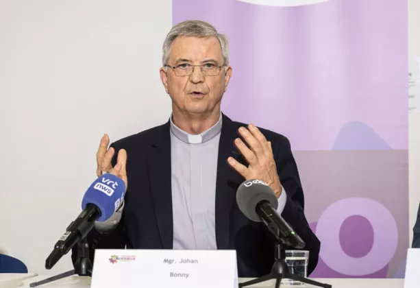 Vatikan Diguncang! Uskup Belgia Johan Bonny Tantang Paus Leo XIV: Izinkan Pendeta Menikah di 2028