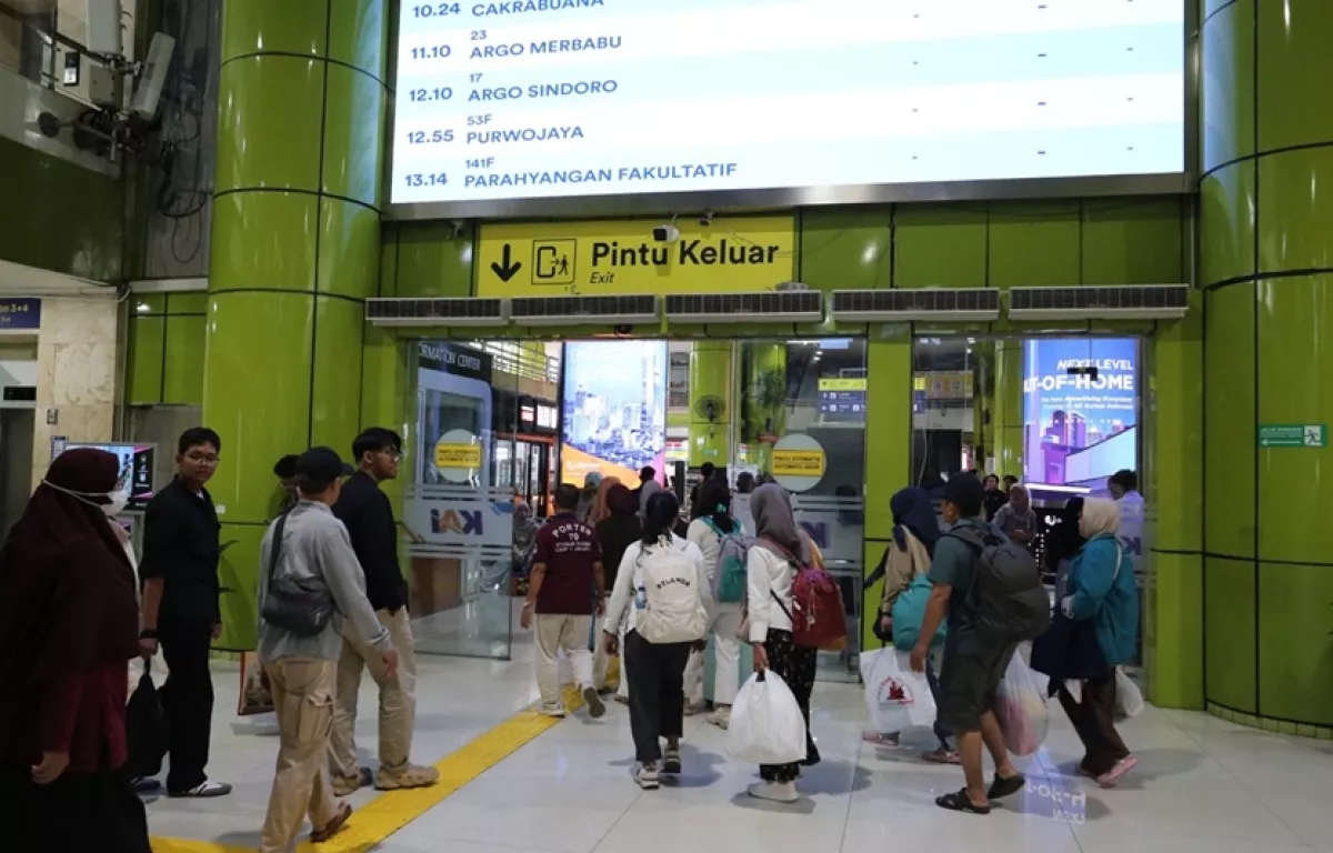 Warning! Arus Balik 2026 Mulai Kepung Jakarta, Ribuan Pemudik Padati Stasiun Gambir Hari Ini