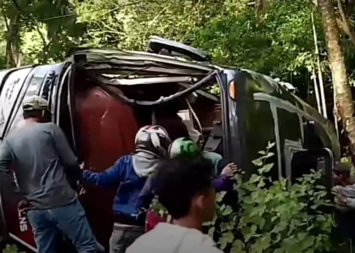 Bus Wisatawan Asal Bekasi Tabrak Tebing di Lebak, 21 Orang Terluka