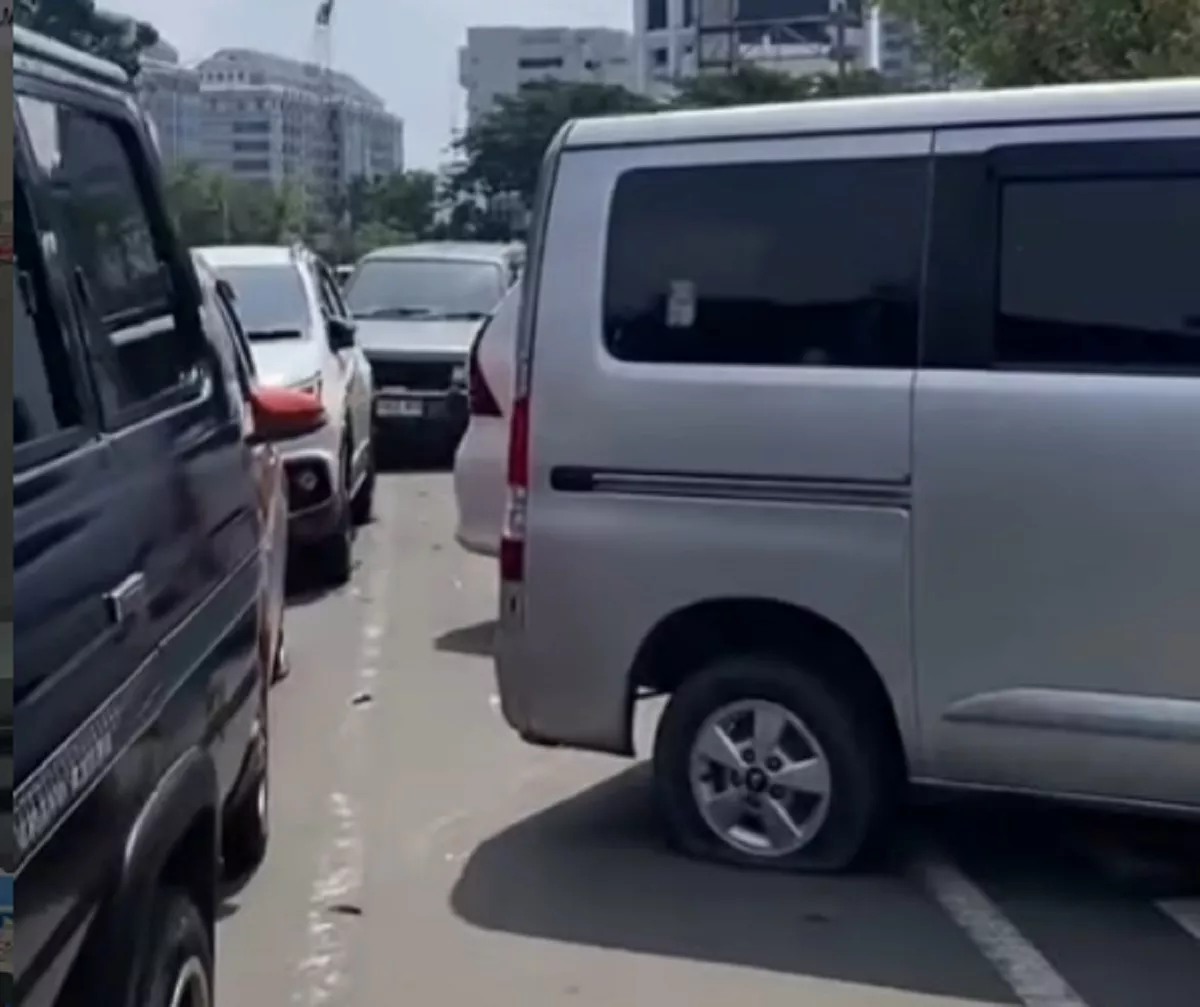 Geger! Puluhan Mobil Pengunjung Monas Alami Ban Kempes Massal, Diduga Ulah Jukir Liar