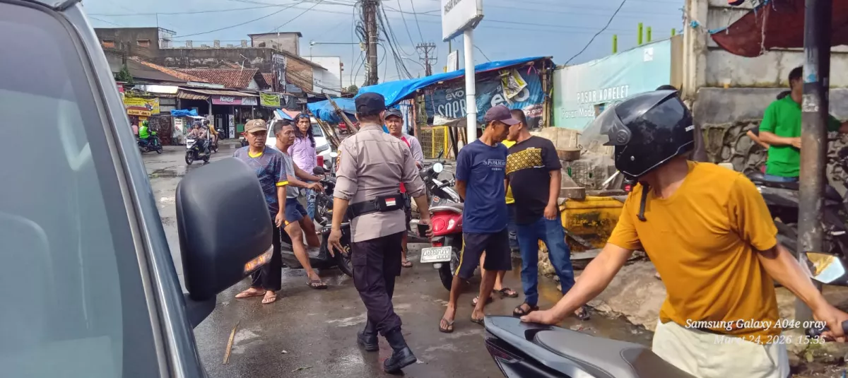 Hilang Kendali, Pemotor di Tangerang Tabrak Warung Hingga Porak Poranda 