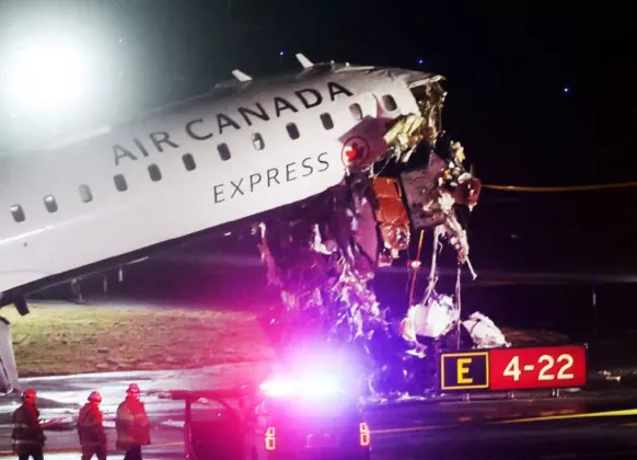 Mengerikan! Detik-detik Pesawat Air Canada Tabrak Kendaraan Darurat di New York, Pilot-Kopilot Tewas