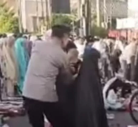 Viral! Aksi Humanis Polisi di Jogja Gendong Bayi Saat Sang Ibu Salat Id Bikin Haru