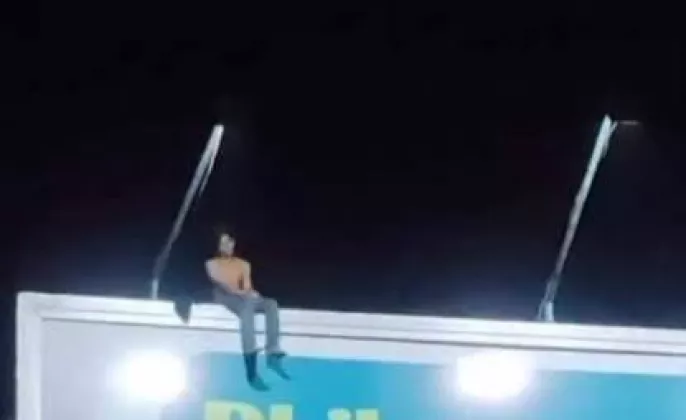 Viral Pria Panjat Papan Reklame di JPO Daan Mogot Tangerang, Begini Kata Polisi