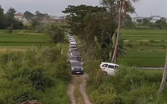 Apes! Niat Cari Jalan Pintas, Ratusan Mobil Pemudik Justru Terjebak di Jalan Setapak Karangkalasan