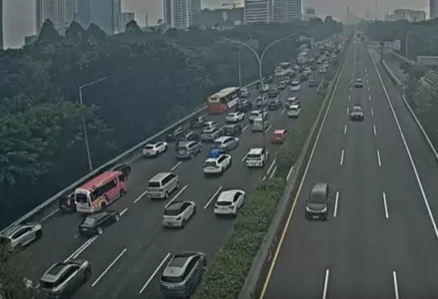  Arus Lalu Lintas Jakarta Mulai Padat di Halim dan Meruya Usai Libur Lebaran