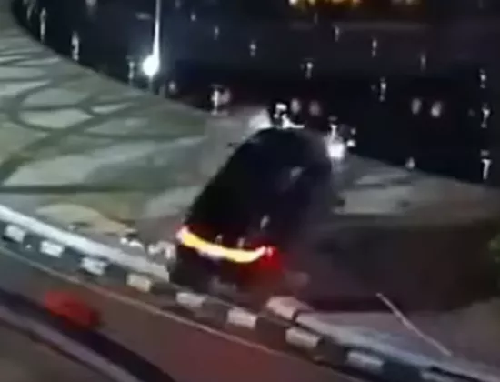 Viral! Mobil Listrik BYD Terjang Pembatas Jalan Hingga Terjun ke Kolam Bundaran HI