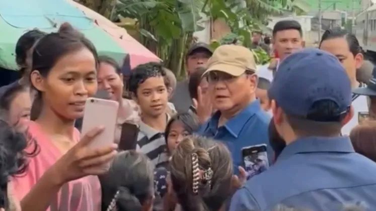 Blusukan ke Permukiman Bantaran Rel Senen, Presiden Prabowo Janjikan Hunian Layak